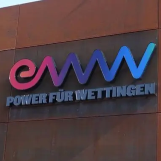 Logo EW Wettingen AG an Hausfassade