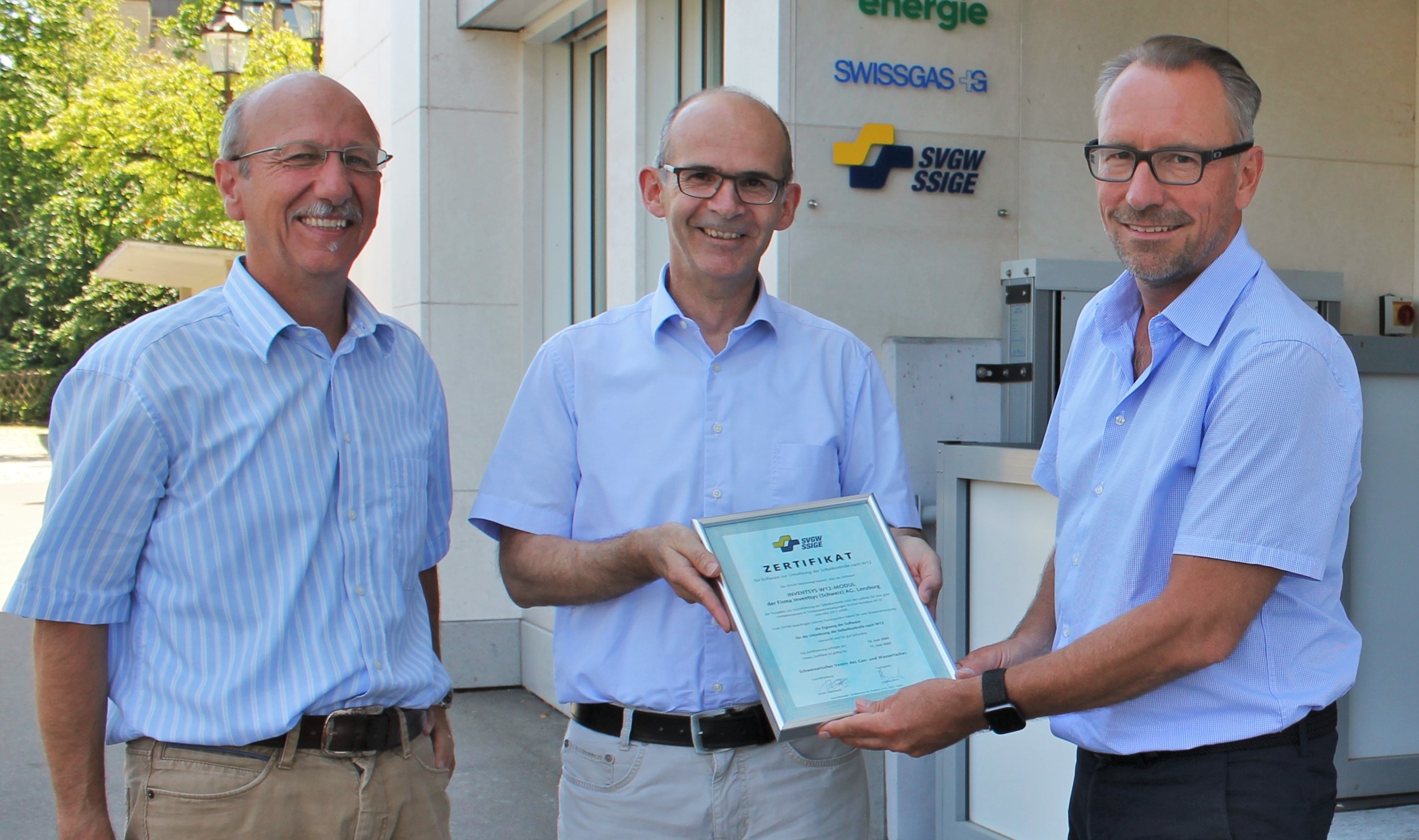 Bild der Zertifikatsübergabe mit Markus Biner (SVGW), Martin Sager (Direktor SVGW) und Martin Morawetz (Geschäftsführer Inventsys)